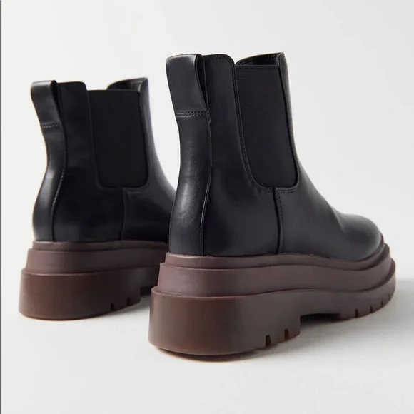 New with box UO Betty treaded Chelsea faux leather chunky platform boot 9 - Picture 2 of 10